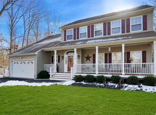 34 Lansing St, Miller Place, NY 11764