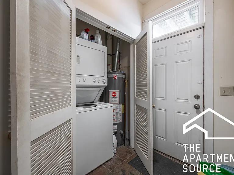 1935 N Wood St #4 — Photo 12