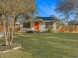 402 Mockingbird Ln, Devine, TX 78016