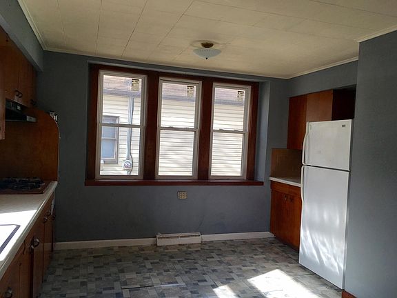 4th image of 1109 Middlebury St