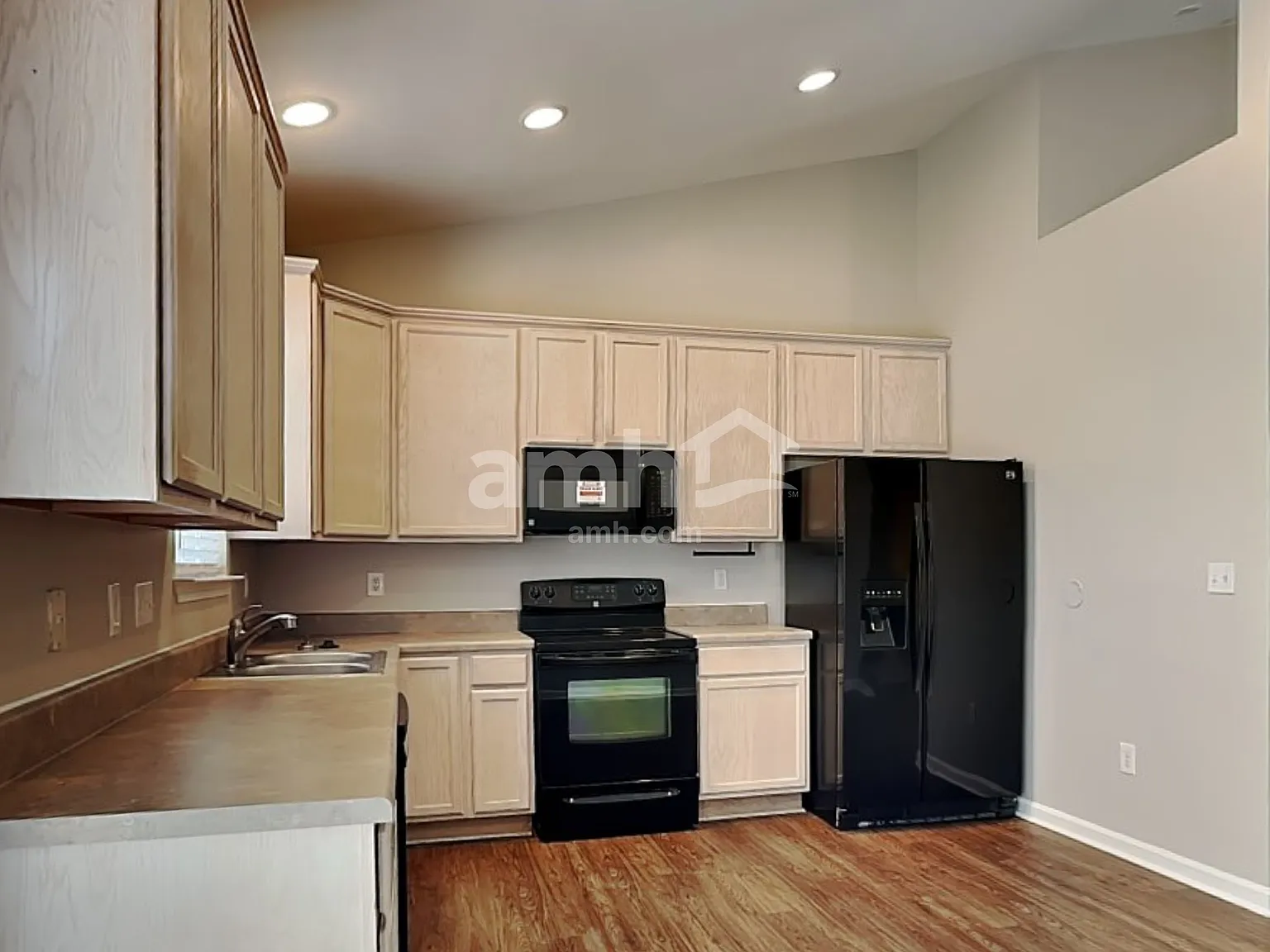3 bed, 2.0 bath, 1328 sqft, $1,945 — Photo 4