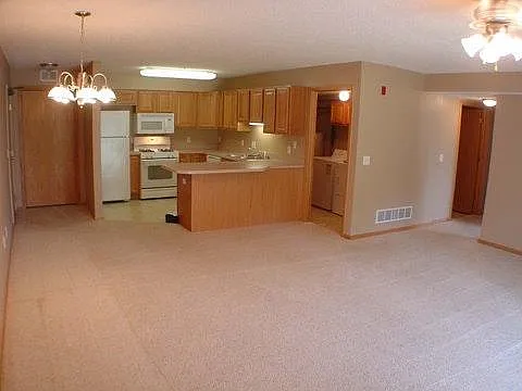 3 bed, 1400 sqft, $1,900 — Photo 3