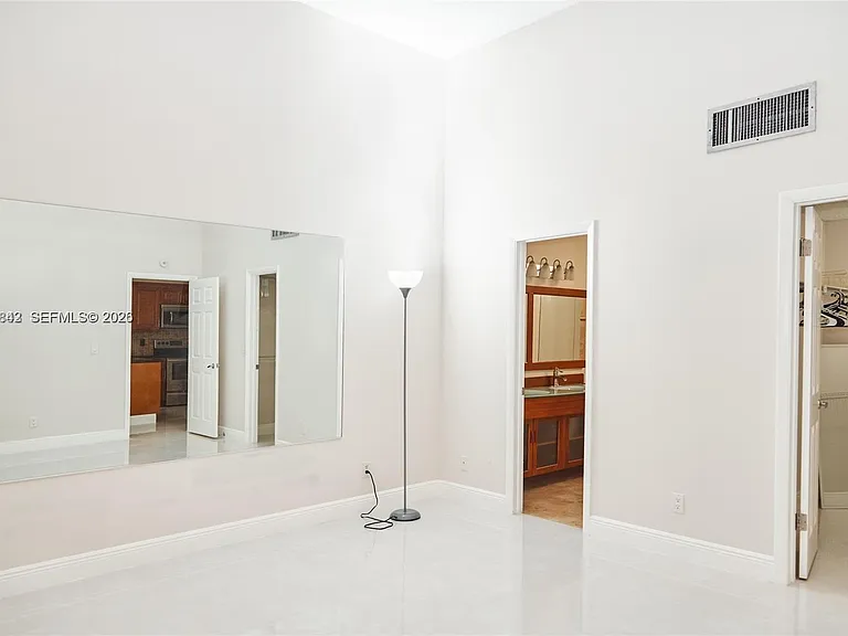 347 Leslie Dr — Photo 3