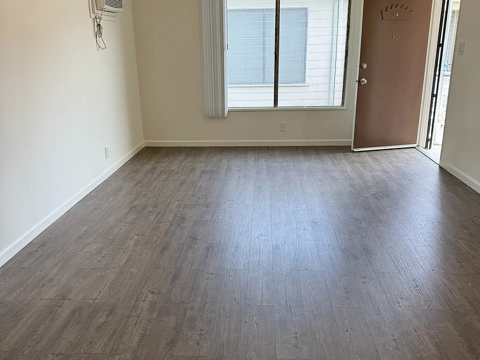 912 N Genesee Ave #8