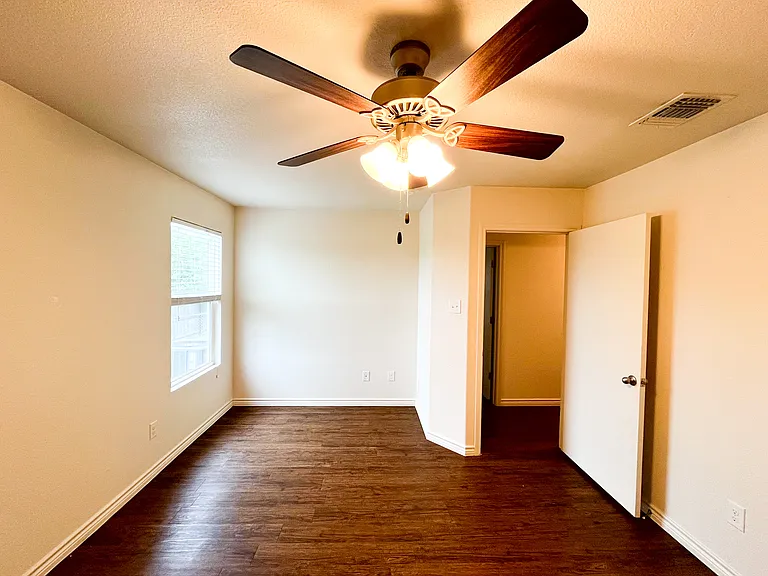 1515 Justin Loop #B — Photo 21