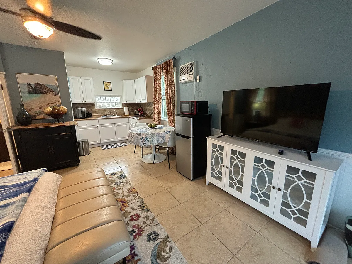 Building Photo - 402 Hillside Ave #404