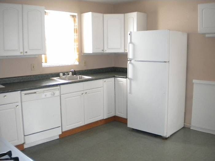 Kit with stove, refrig, dishwasher and washer/dryer