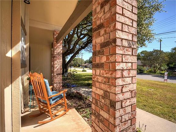 5th image of 303 Golden Oaks Dr
