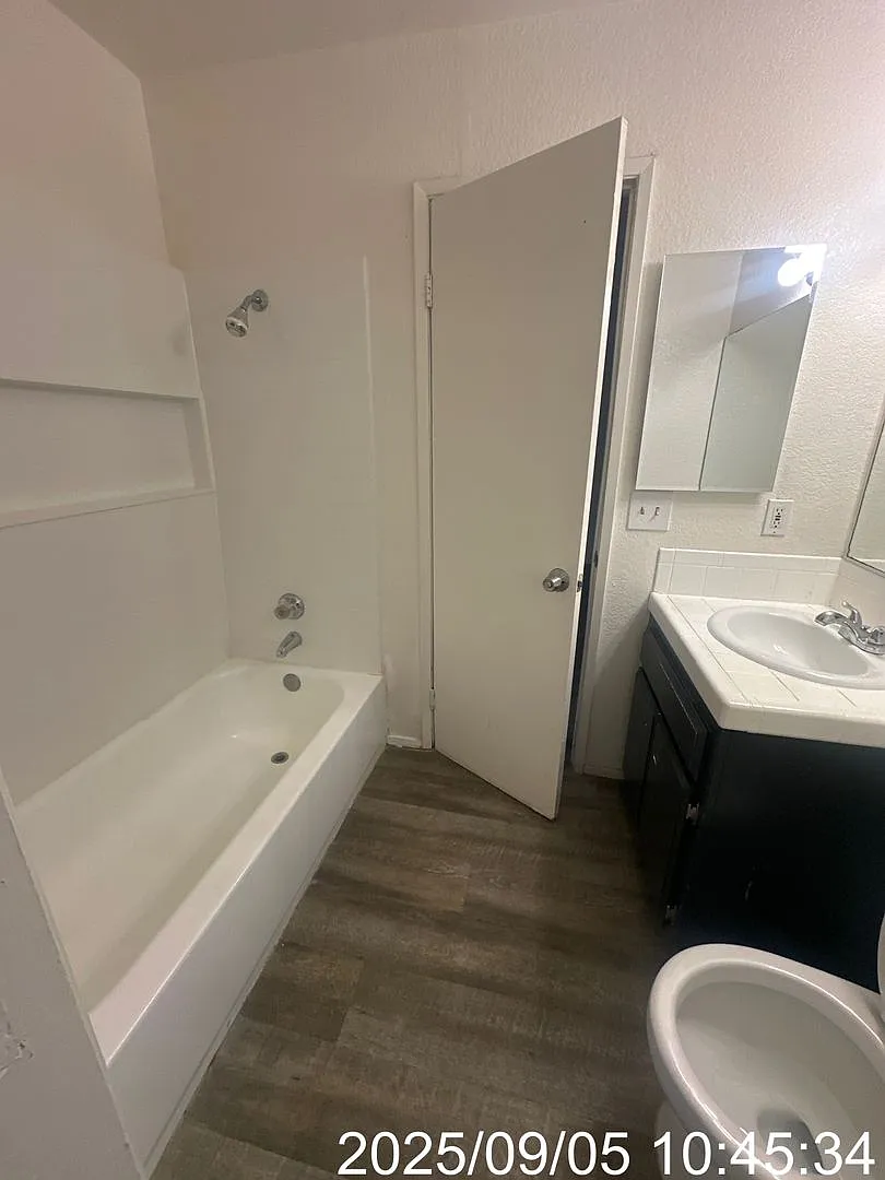 2 Bedroom 1 Bathroom — Photo 3