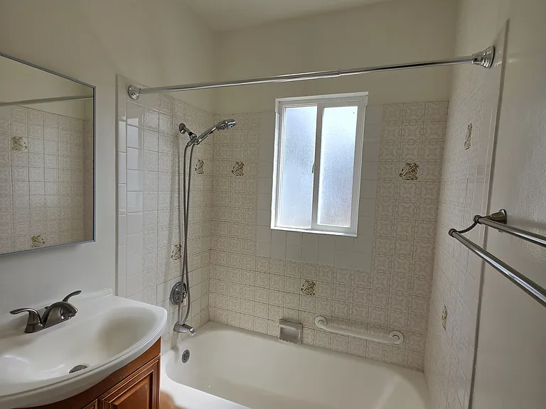 1232 N Screenland Dr — Photo 9