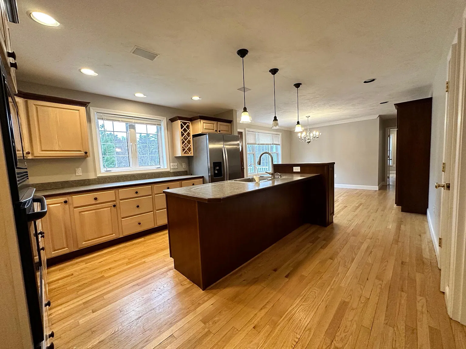 4 bed, 2.5 bath, 3200 sqft, $5,000 — Photo 4