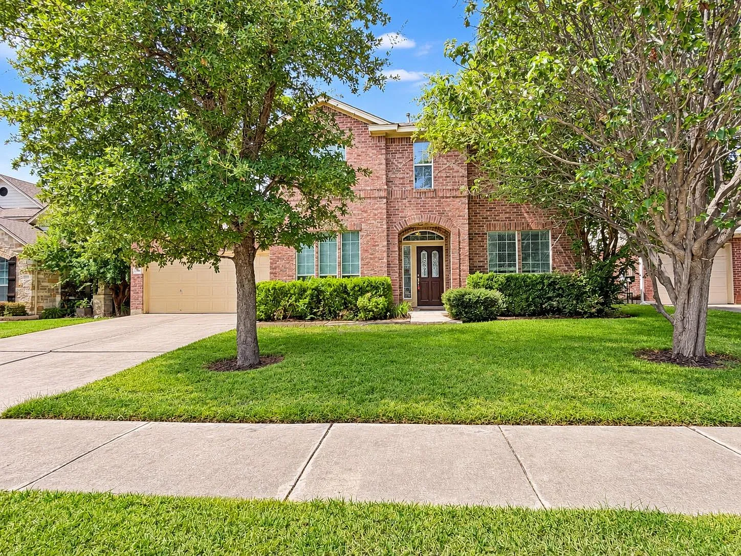 3 bed, 2.5 bath, 2470 sqft, $2,200 — Photo 2