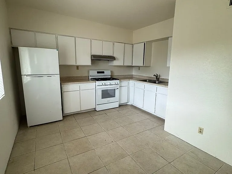 2873 N Fontana Ave — Photo 2