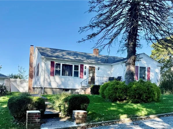 52 Grinnell Ave, Tiverton, RI 02878