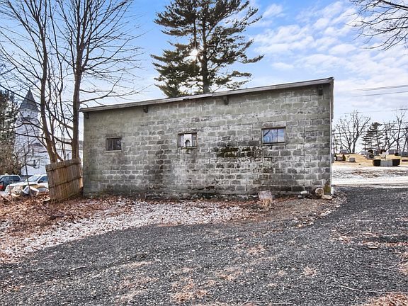 3rd image of 685 Pleasant St