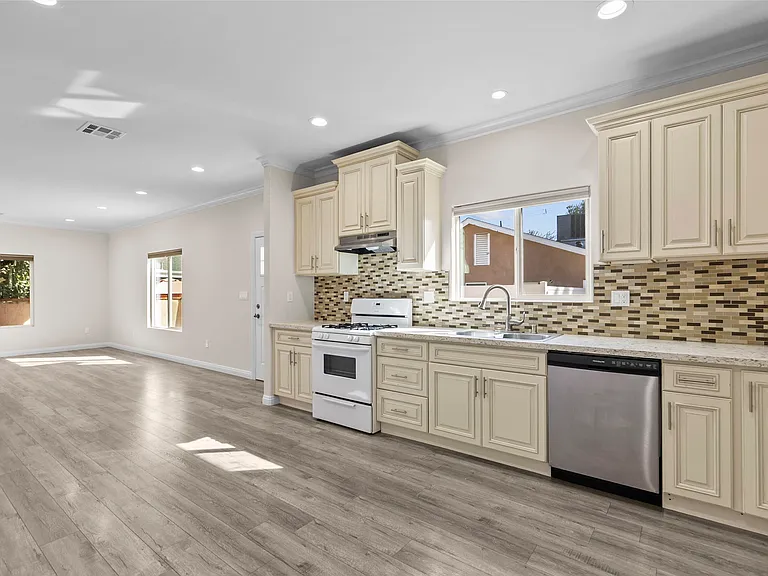 6715 Cedros Ave — Photo 6