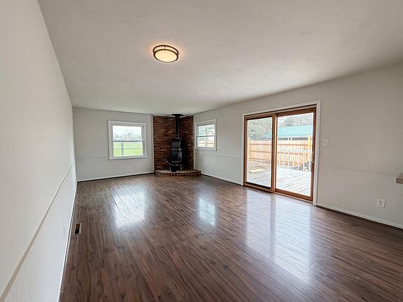 3rd image of 413 Sherwood Dr W