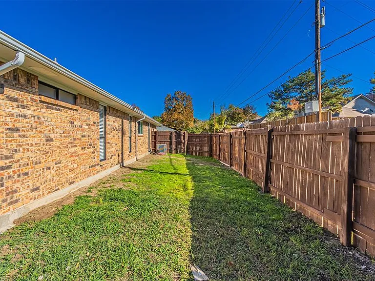 2801 Cambridgeshire Dr — Photo 38
