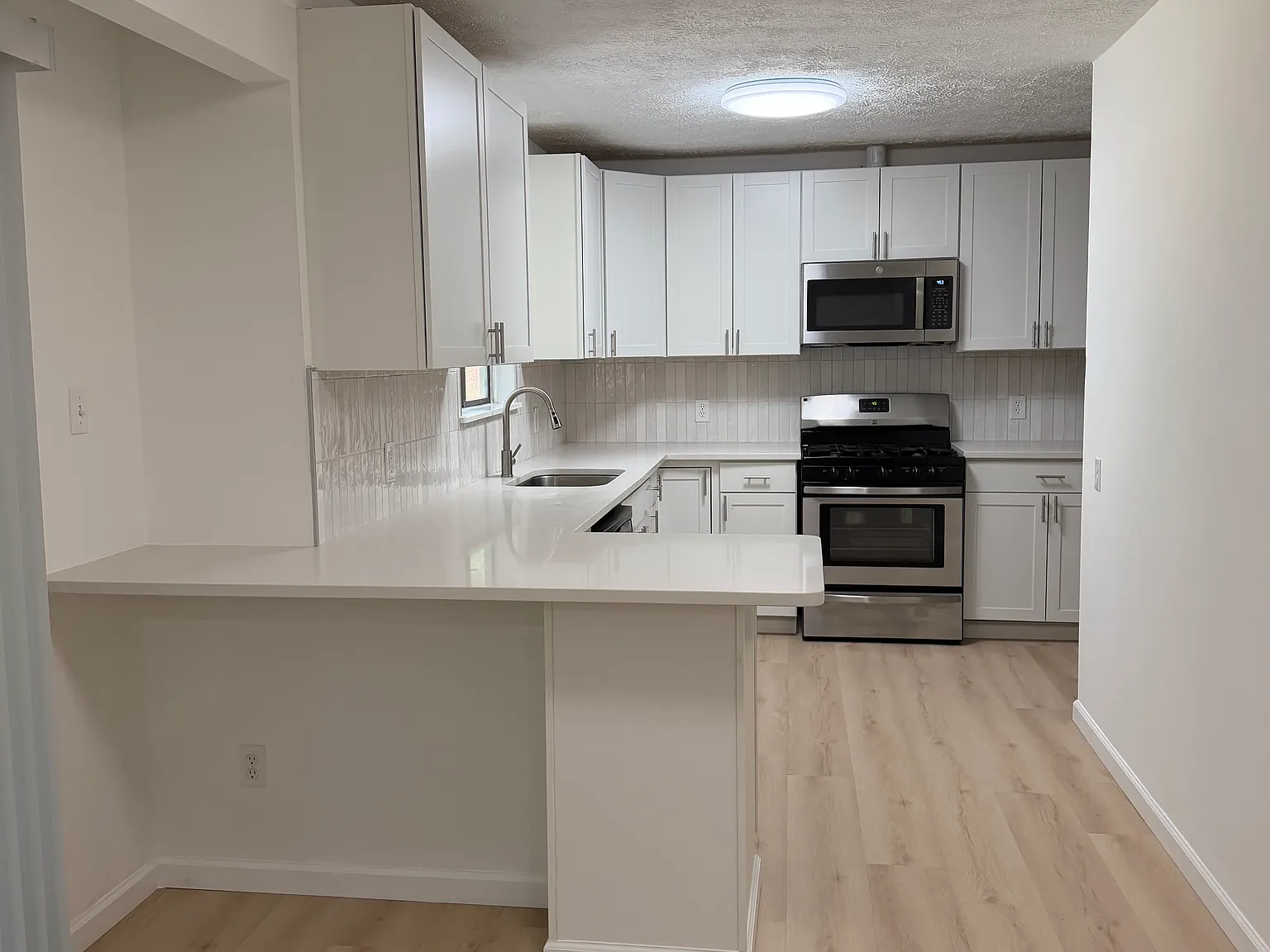 3 bed, 1882 sqft, $2,300 — Photo 3
