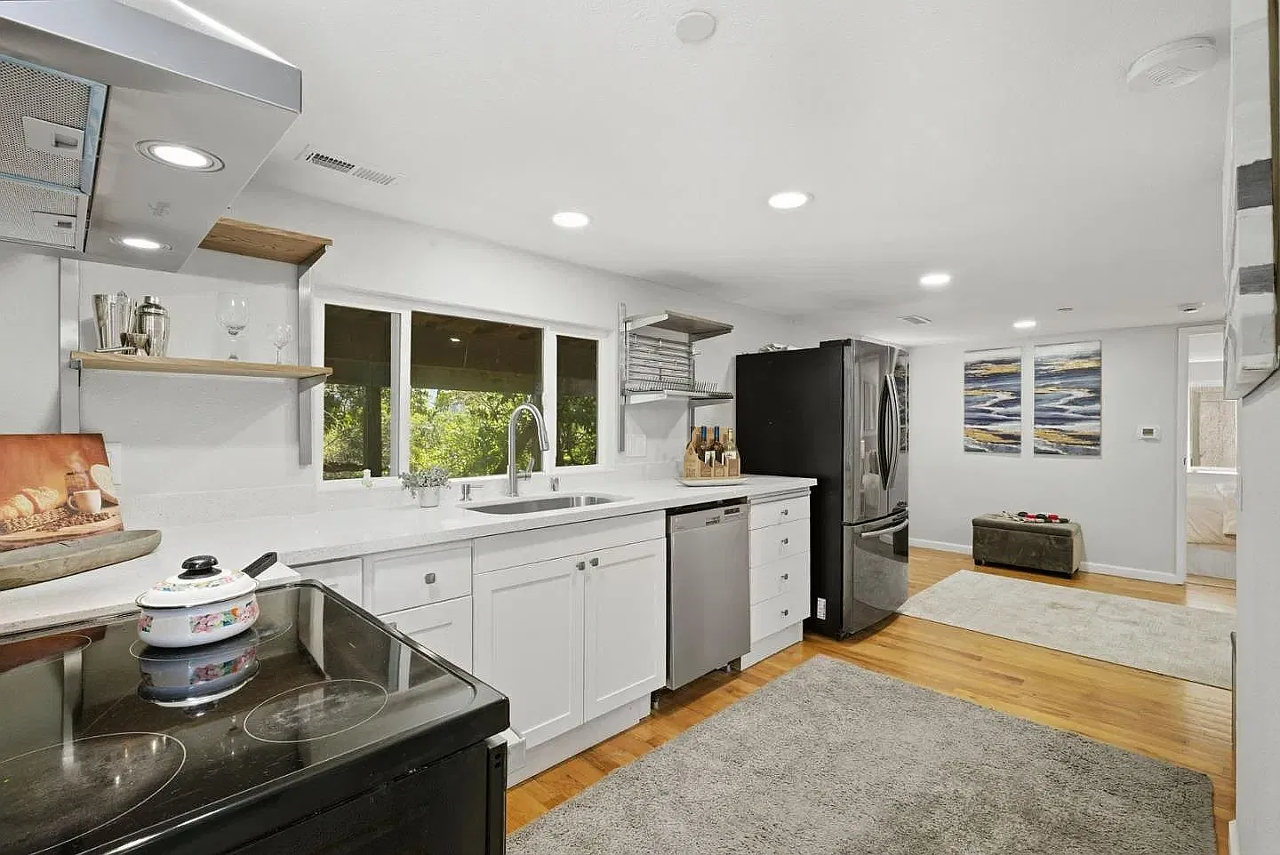 2 bed, 990 sqft, $3,100 — Photo 1