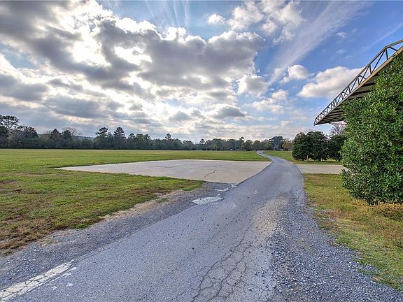 4th image of 1195 Grady Rd