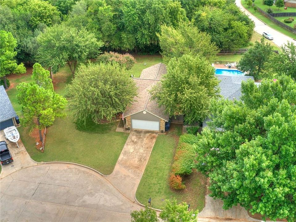 1st image of 204 Lochwood Cir
