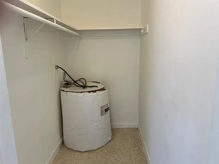 270 NE 40th St #26 — Photo 11