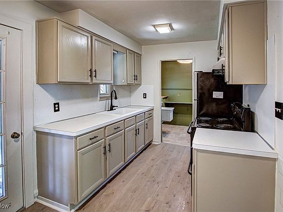 4th image of 14319 Fairlawn Ave