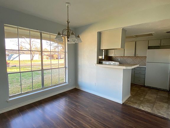 3rd image of 905 Brookshire Cir