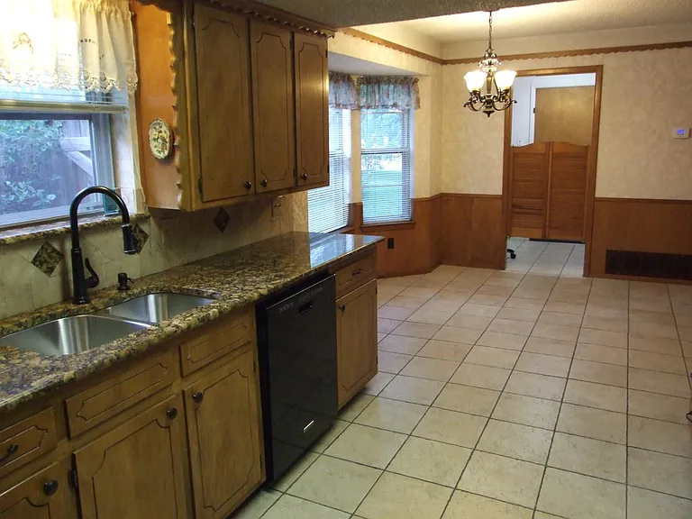 3705 Holly Springs Dr — Photo 4