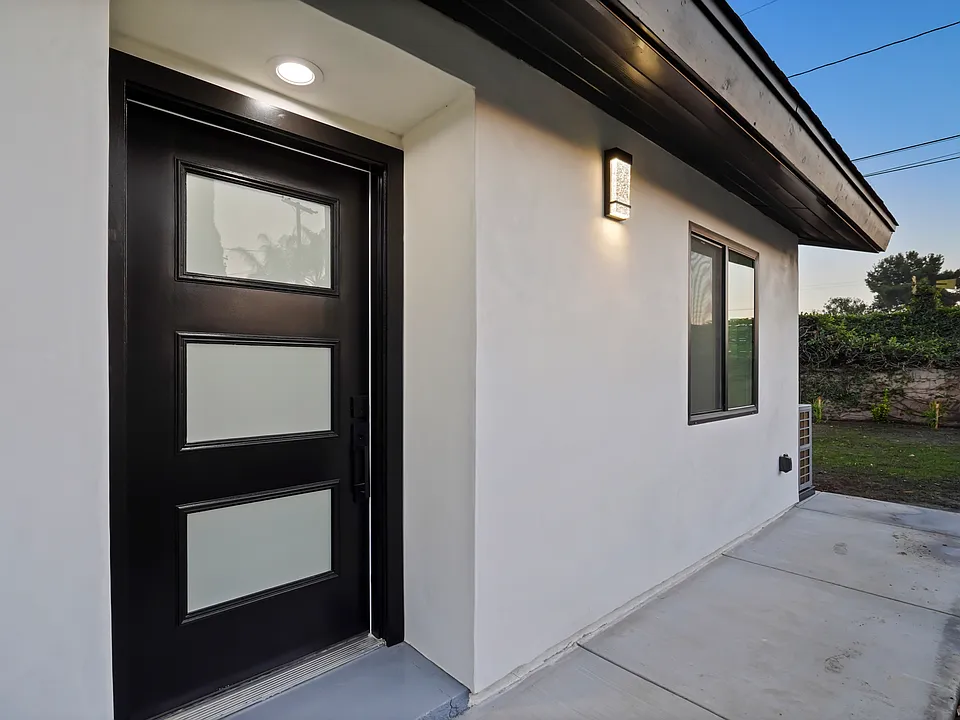 2352 E Delia Ln