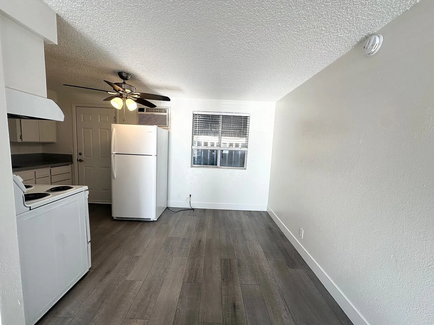 Nice quiet Single floor apartment with charm to call home available now! — Photo 1