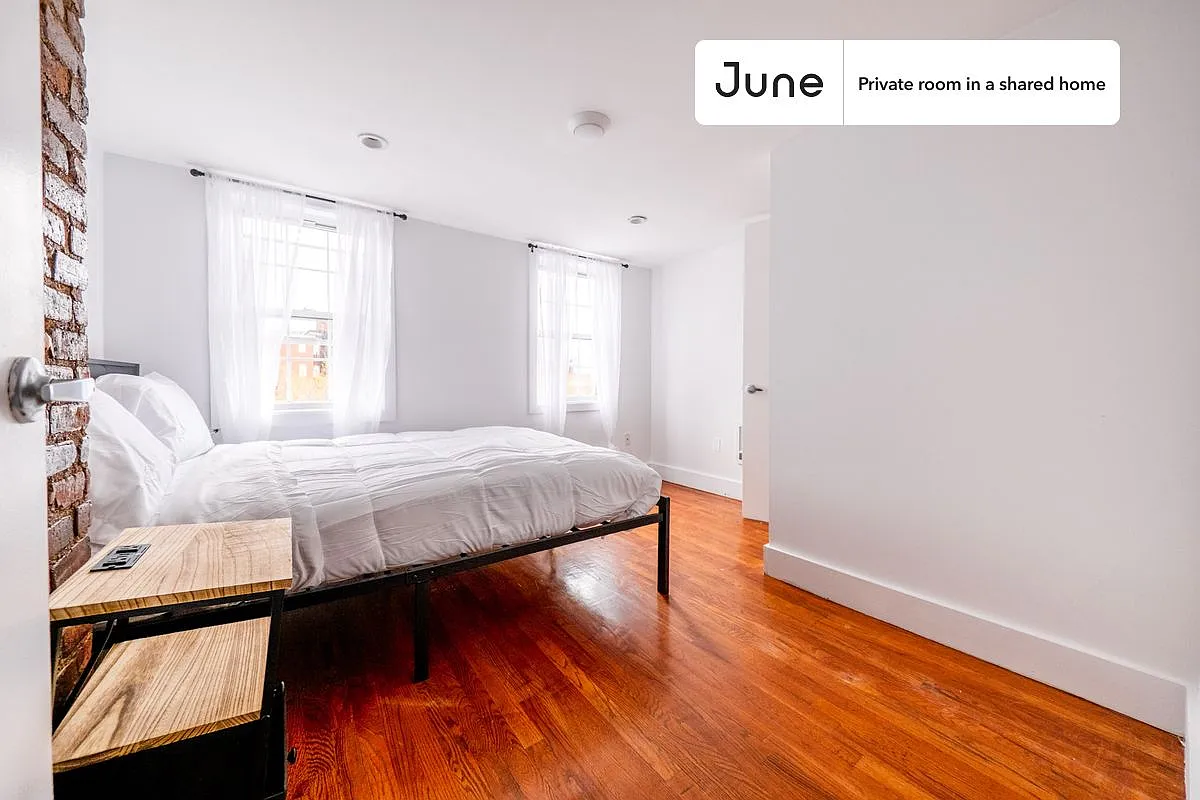 Queen bedroom in 3 bed/1 bath home in Bushwick #1848 B — Photo 1
