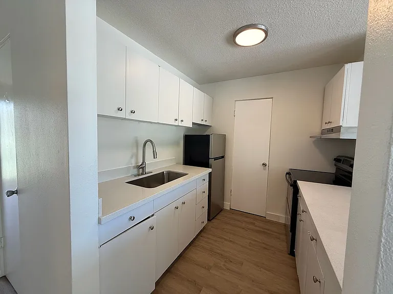 Crescent Apartments — Photo 39