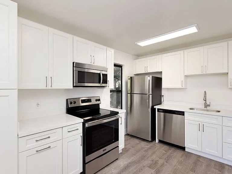 2221 Parker St — Photo 7