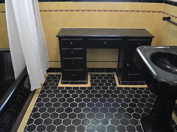 4th image of 511 N Sycamore Ave #2