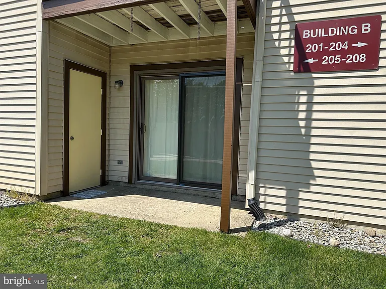 201 Lucas Ln — Photo 2