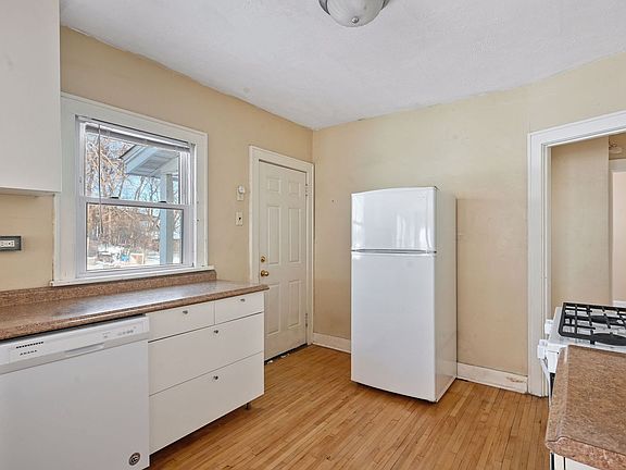 4th image of 240 Irving Ave N #1