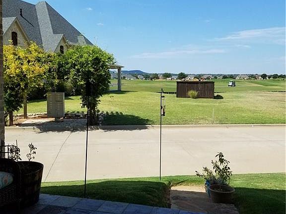 4th image of 2305 Vineyard Dr