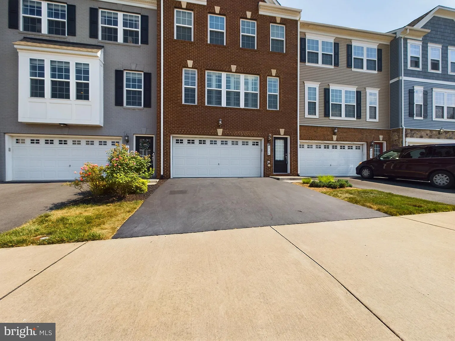 3 bed, 3.5 bath, 2682 sqft, $3,350 — Photo 3