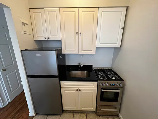 Rented by Salon Realty Corp | media 9