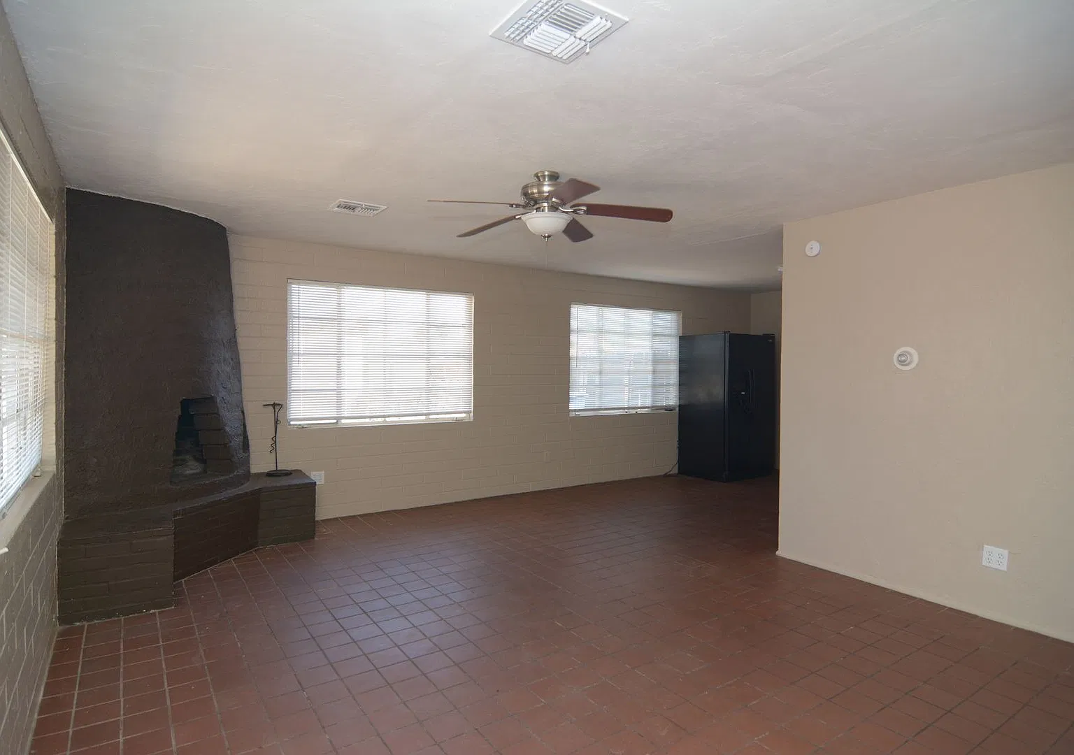 Charming 2 Bedroom 1 Bath home! Close to the Freeway! — Photo 2