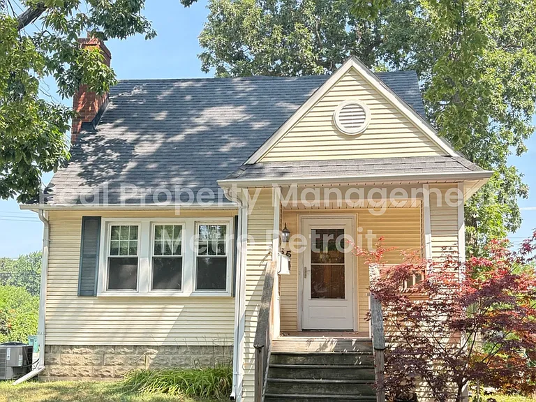 55 1/2 Kensington Blvd — Photo 1