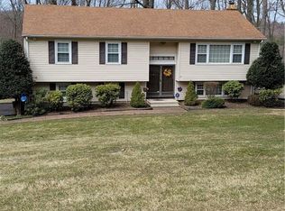 27 Royal Ct, Shelton, CT