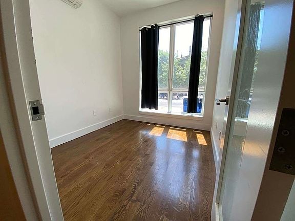 3rd image of 945 Willoughby Ave #1C