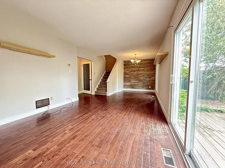 93 Melanie Cres — Photo 16