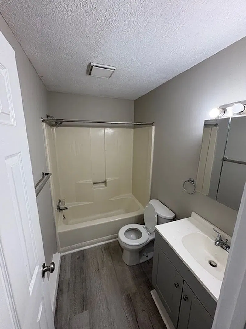 1424 N Chapel — Photo 4