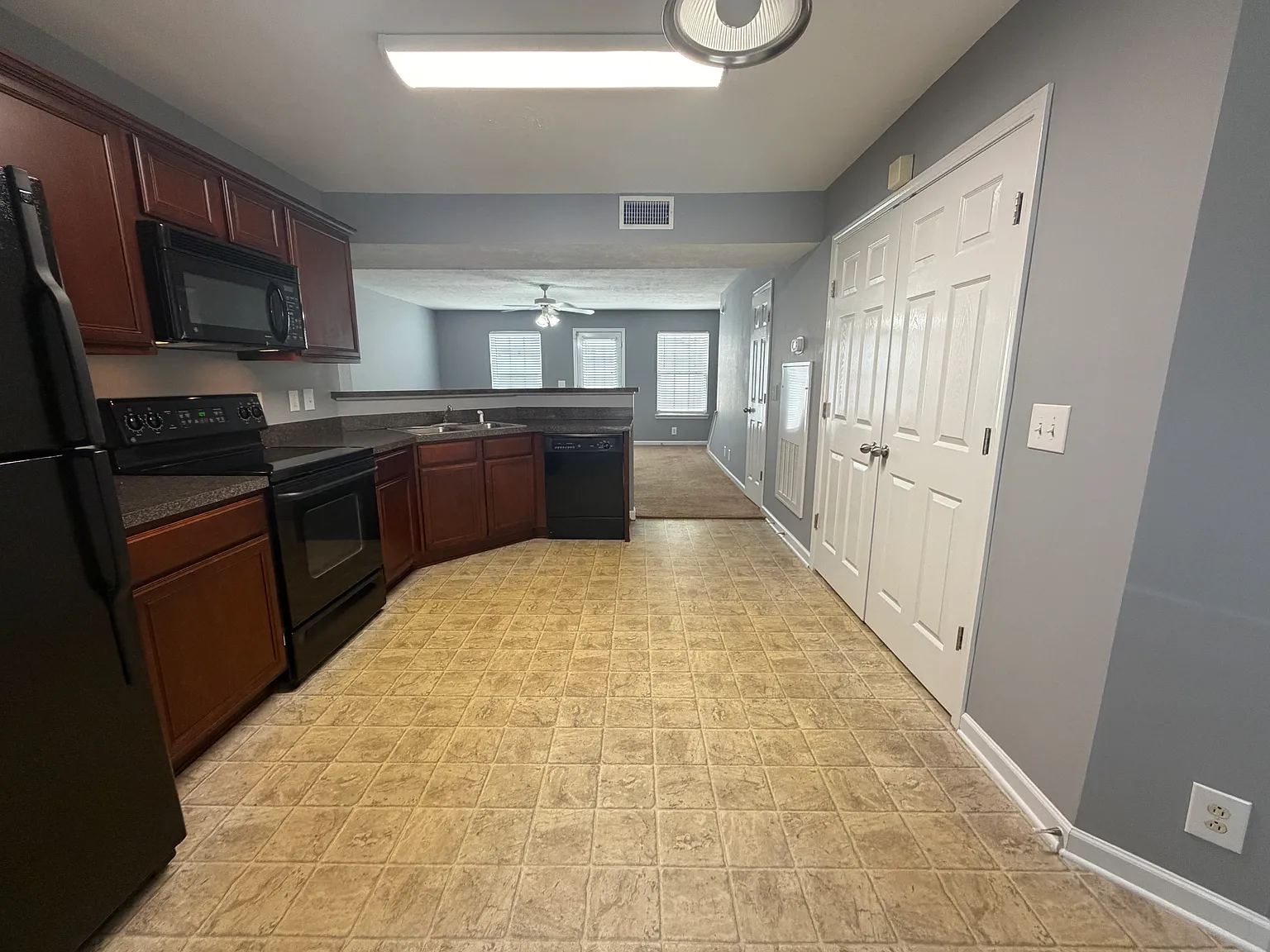 2 bed, 2.5 bath, 1360 sqft, $1,650 — Photo 3