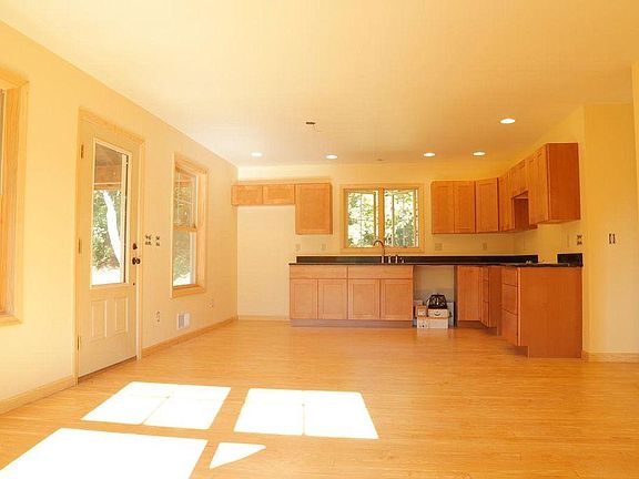 3rd image of 9 Bobcat Ln