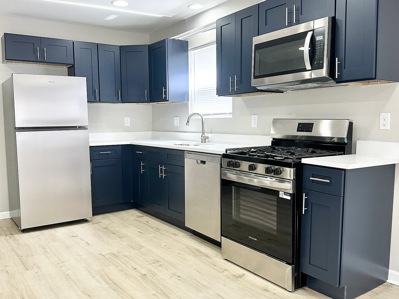 3 bed, 900 sqft, $1,295 — Photo 2